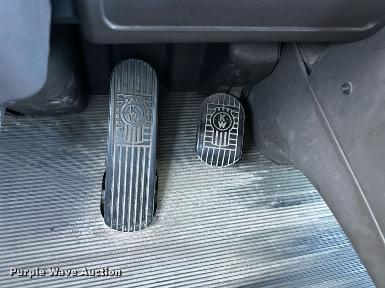 image for item DV1011 2016 Kenworth T400 semi truck