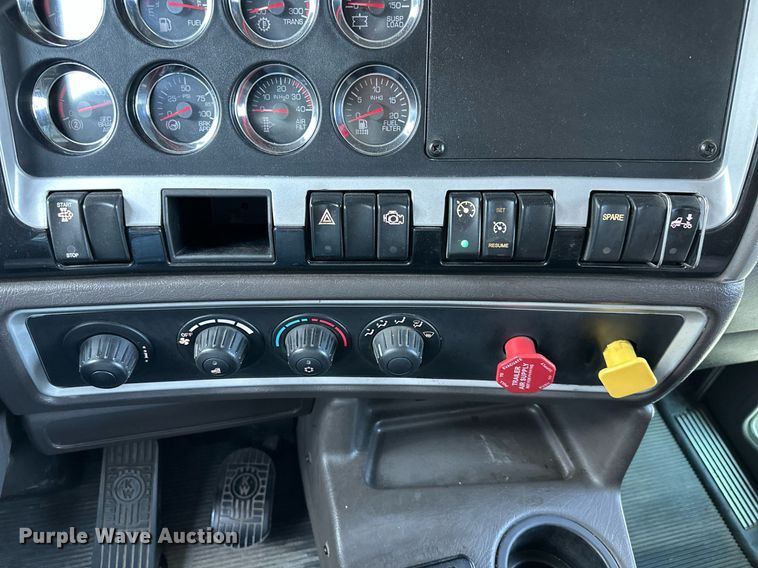 image for item DV1011 2016 Kenworth T400 semi truck