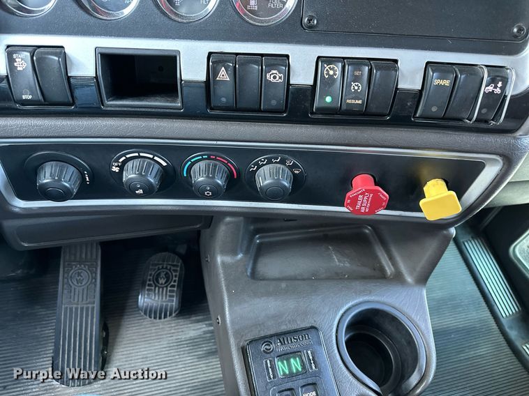 image for item DV1011 2016 Kenworth T400 semi truck