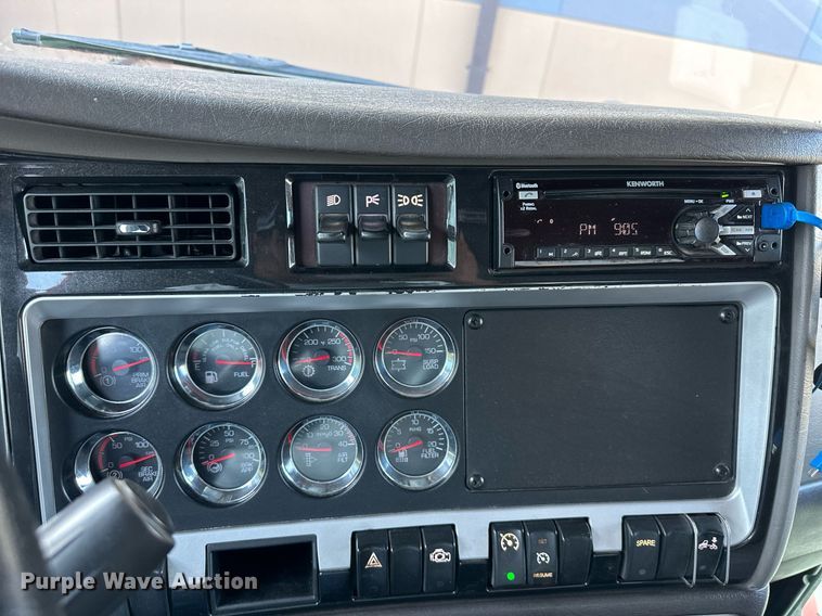 image for item DV1011 2016 Kenworth T400 semi truck