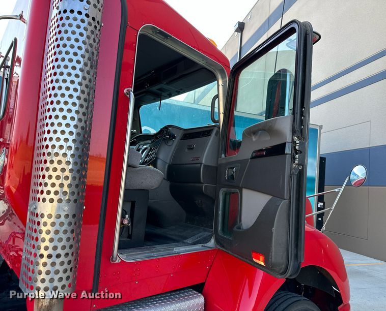 image for item DV1011 2016 Kenworth T400 semi truck