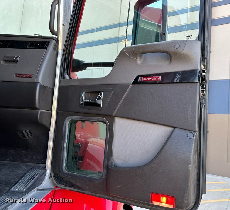 image for item DV1011 2016 Kenworth T400 semi truck