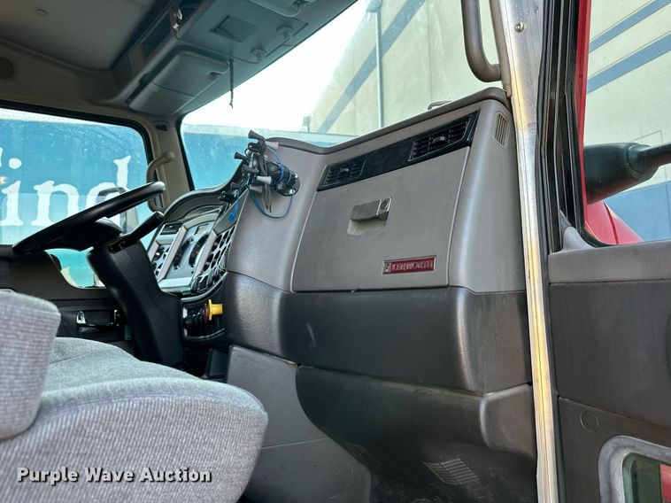 image for item DV1011 2016 Kenworth T400 semi truck