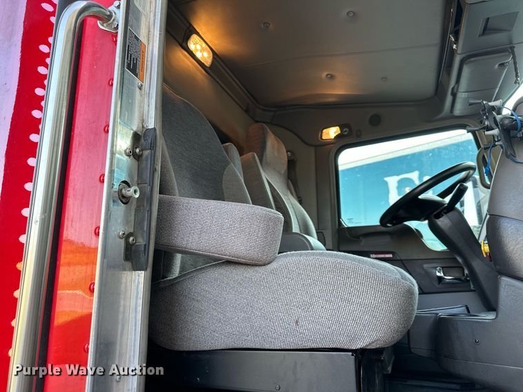 image for item DV1011 2016 Kenworth T400 semi truck