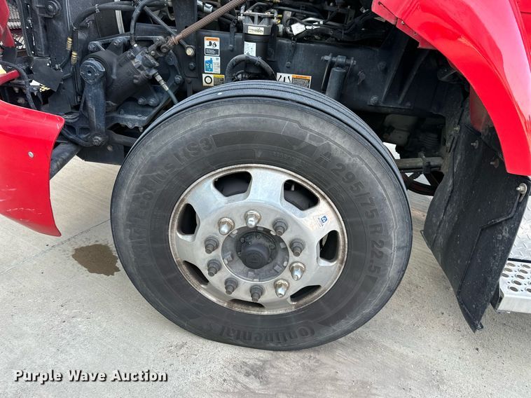 image for item DV1011 2016 Kenworth T400 semi truck