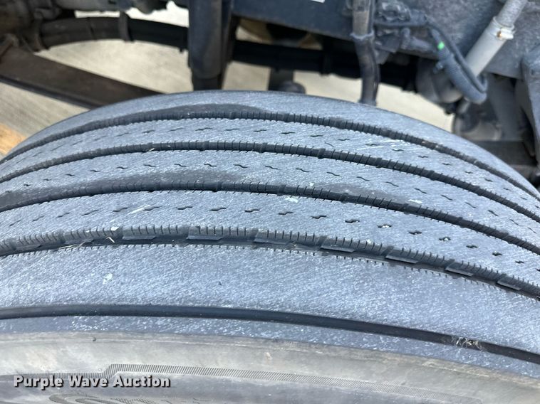 image for item DV1011 2016 Kenworth T400 semi truck