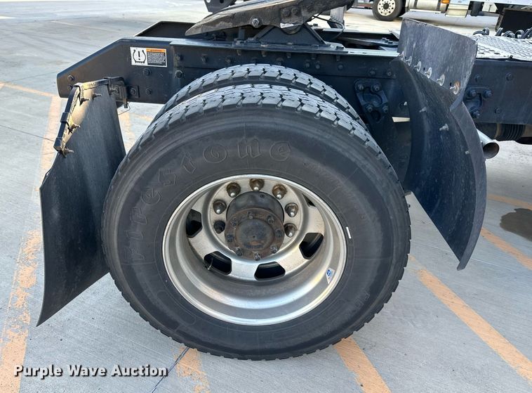 image for item DV1011 2016 Kenworth T400 semi truck