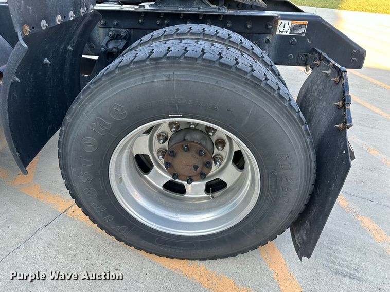 image for item DV1011 2016 Kenworth T400 semi truck