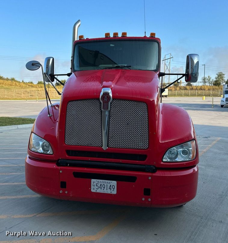 image for item DV1012 2016 Kenworth T400 semi truck