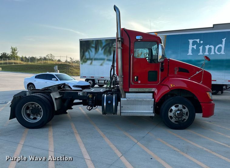 image for item DV1012 2016 Kenworth T400 semi truck