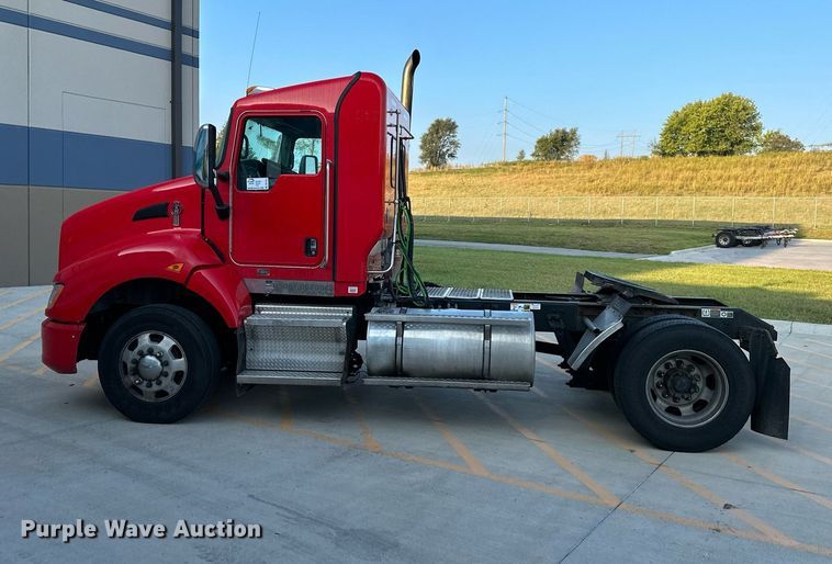 image for item DV1012 2016 Kenworth T400 semi truck
