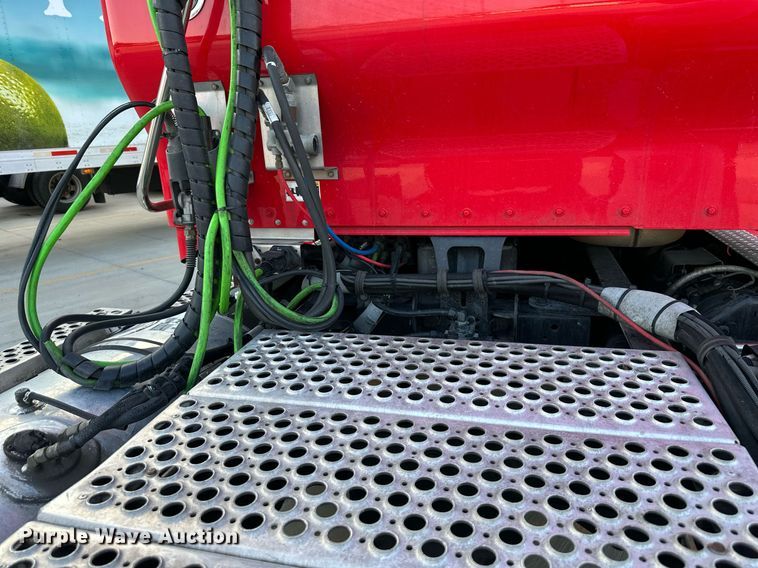 image for item DV1012 2016 Kenworth T400 semi truck