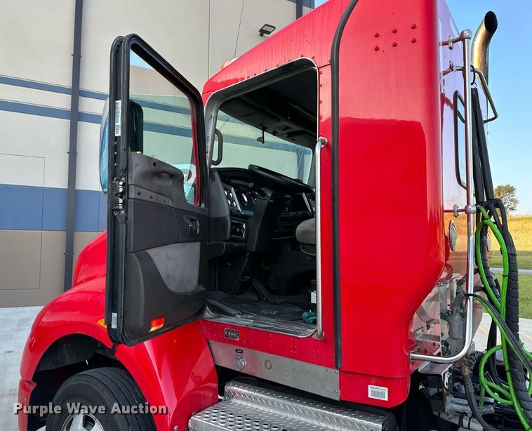 image for item DV1012 2016 Kenworth T400 semi truck