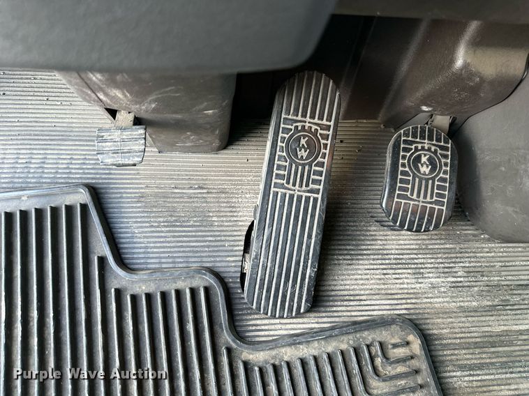 image for item DV1012 2016 Kenworth T400 semi truck