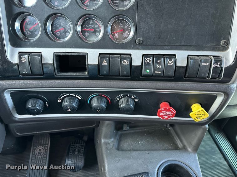 image for item DV1012 2016 Kenworth T400 semi truck