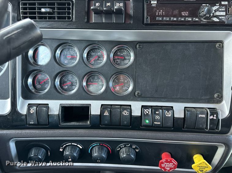 image for item DV1012 2016 Kenworth T400 semi truck