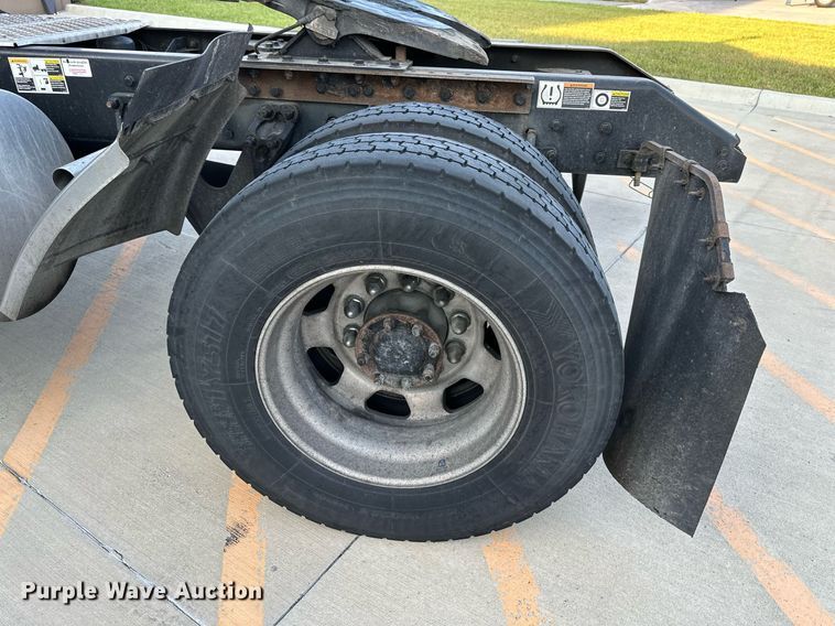 image for item DV1012 2016 Kenworth T400 semi truck