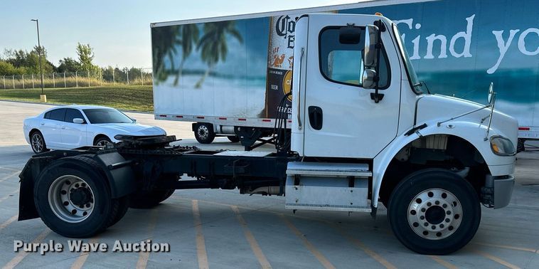 image for item DV1013 2013 Freightliner M2 semi truck