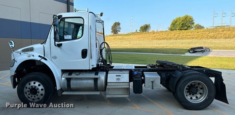 image for item DV1013 2013 Freightliner M2 semi truck