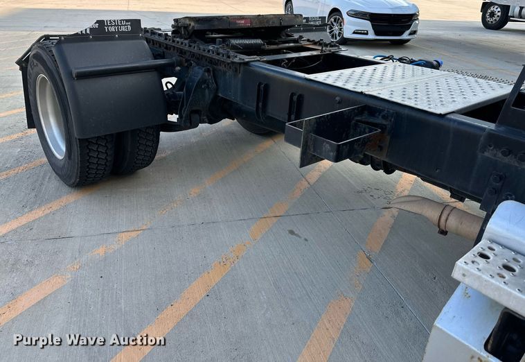 image for item DV1013 2013 Freightliner M2 semi truck