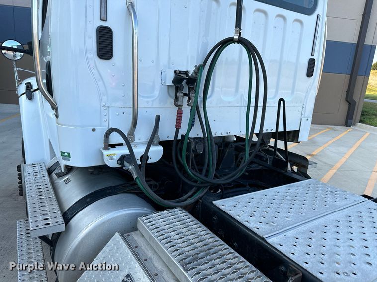 image for item DV1013 2013 Freightliner M2 semi truck