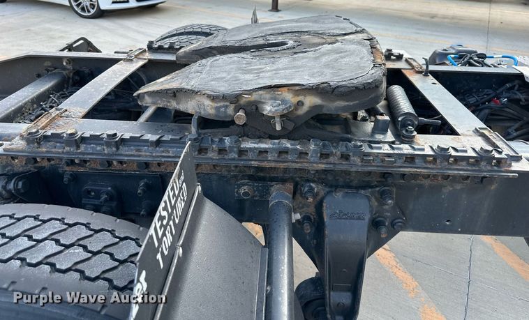 image for item DV1013 2013 Freightliner M2 semi truck