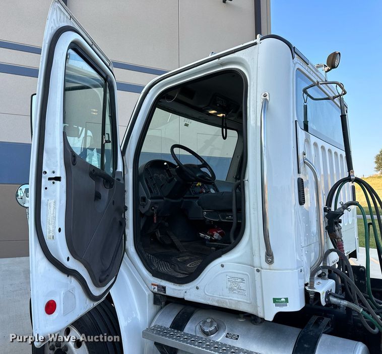 image for item DV1013 2013 Freightliner M2 semi truck