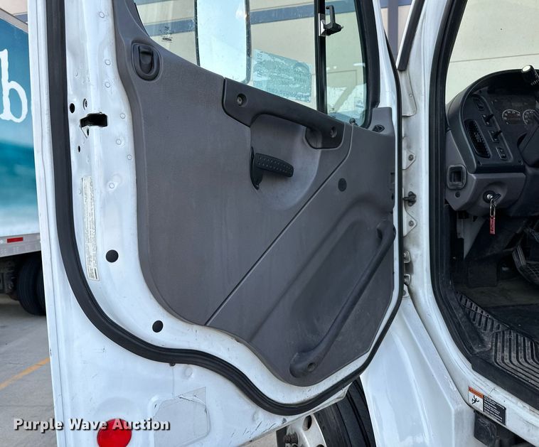 image for item DV1013 2013 Freightliner M2 semi truck