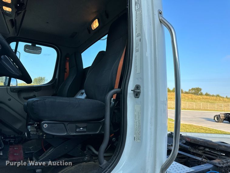 image for item DV1013 2013 Freightliner M2 semi truck