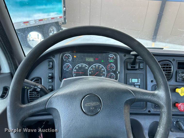 image for item DV1013 2013 Freightliner M2 semi truck