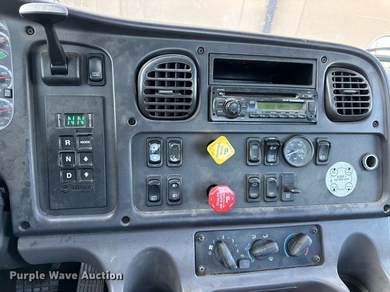 image for item DV1013 2013 Freightliner M2 semi truck