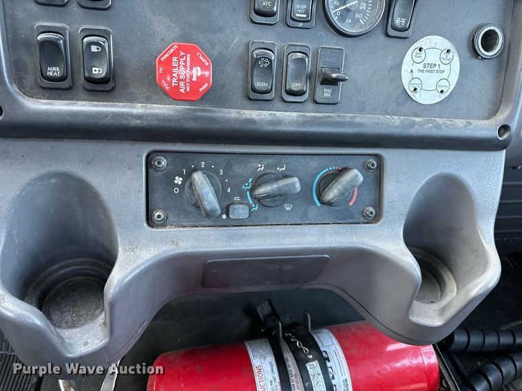 image for item DV1013 2013 Freightliner M2 semi truck