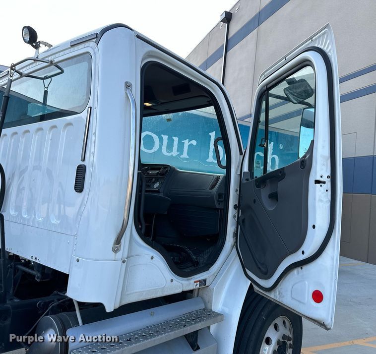 image for item DV1013 2013 Freightliner M2 semi truck