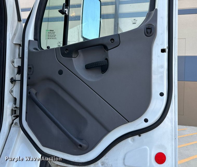 image for item DV1013 2013 Freightliner M2 semi truck