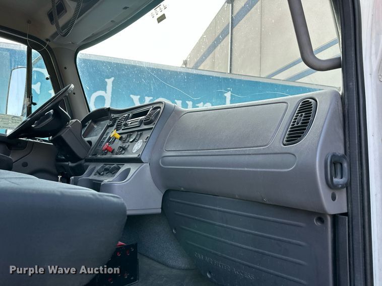 image for item DV1013 2013 Freightliner M2 semi truck