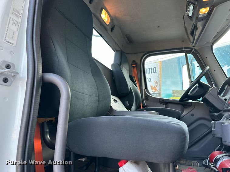 image for item DV1013 2013 Freightliner M2 semi truck