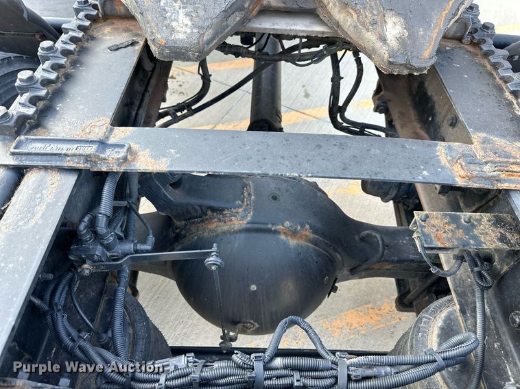 image for item DV1013 2013 Freightliner M2 semi truck