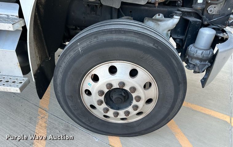 image for item DV1013 2013 Freightliner M2 semi truck