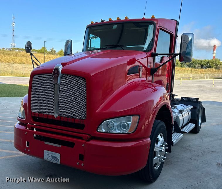 image for item DV1014 2014 Kenworth T400 semi truck