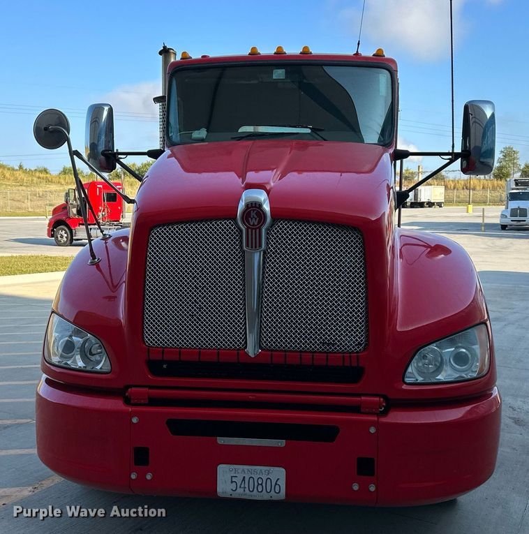 image for item DV1014 2014 Kenworth T400 semi truck