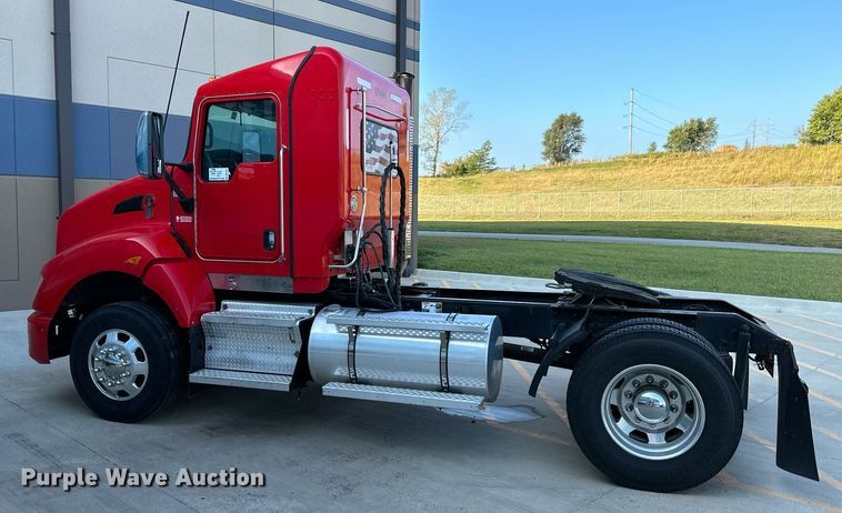 image for item DV1014 2014 Kenworth T400 semi truck
