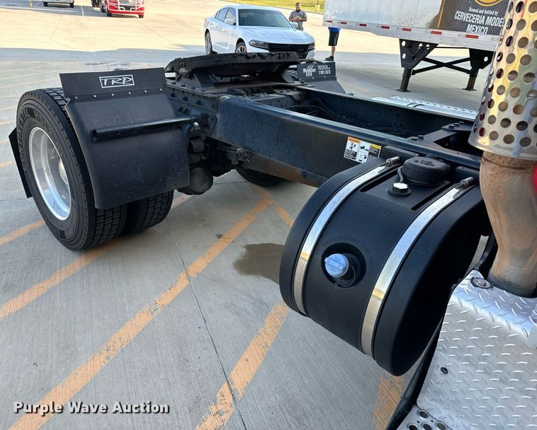 image for item DV1014 2014 Kenworth T400 semi truck