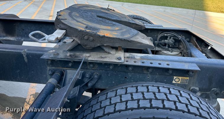 image for item DV1014 2014 Kenworth T400 semi truck