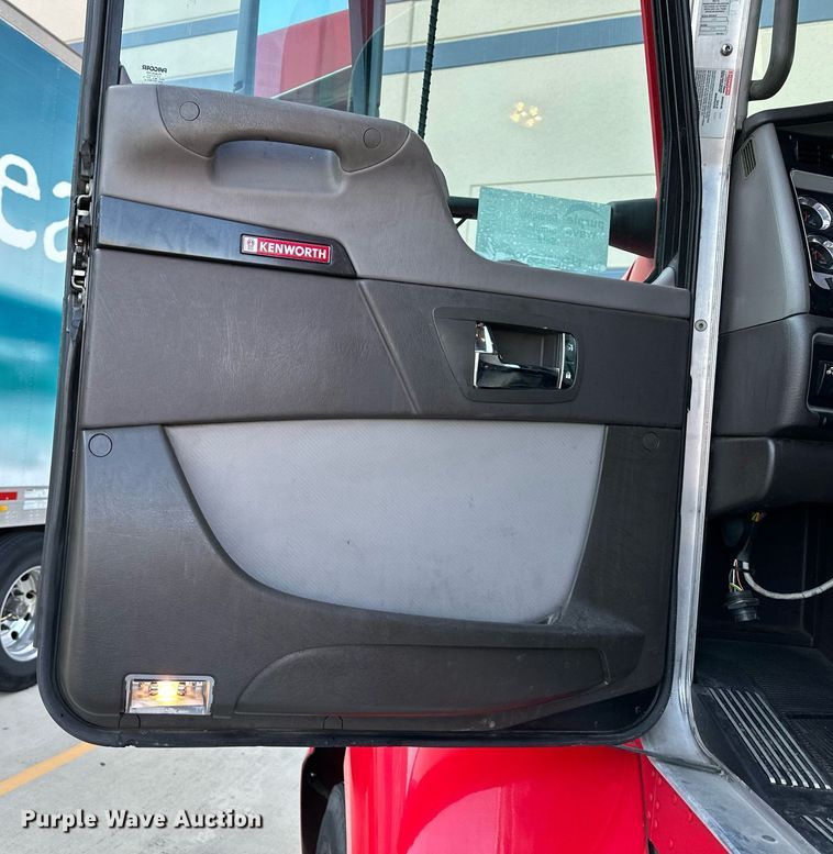 image for item DV1014 2014 Kenworth T400 semi truck