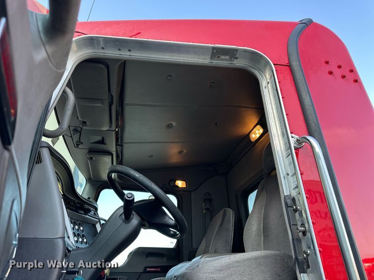 image for item DV1014 2014 Kenworth T400 semi truck