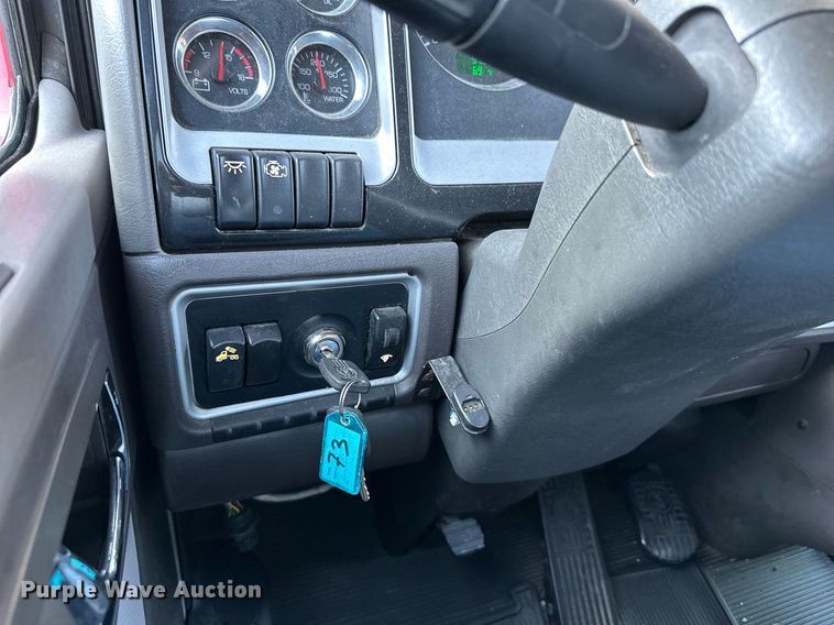 image for item DV1014 2014 Kenworth T400 semi truck