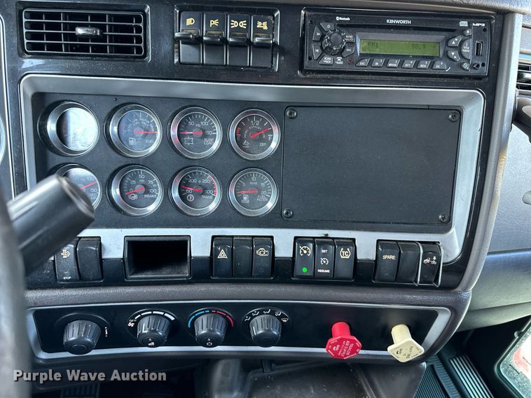 image for item DV1014 2014 Kenworth T400 semi truck