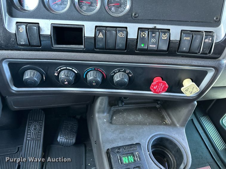 image for item DV1014 2014 Kenworth T400 semi truck