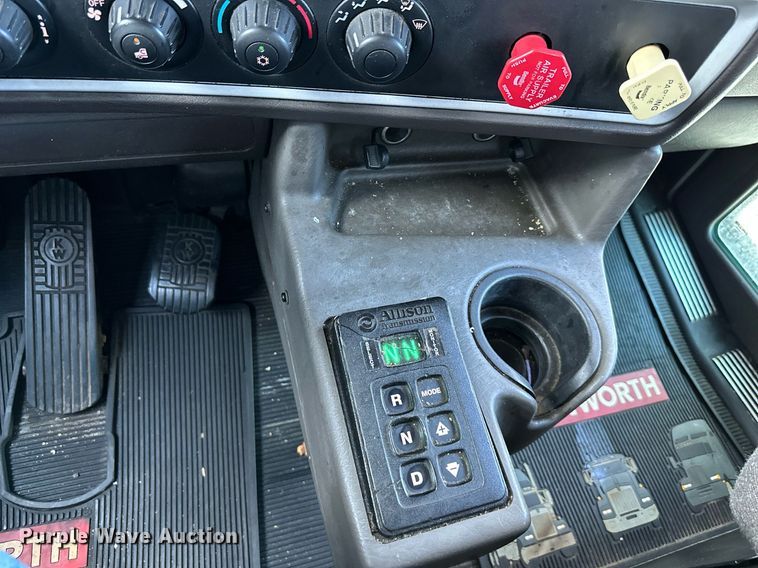 image for item DV1014 2014 Kenworth T400 semi truck