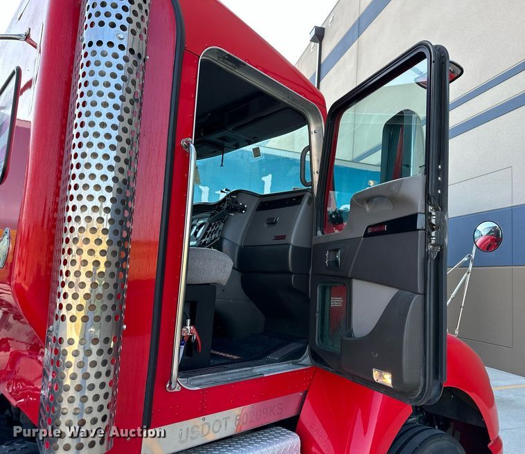 image for item DV1014 2014 Kenworth T400 semi truck